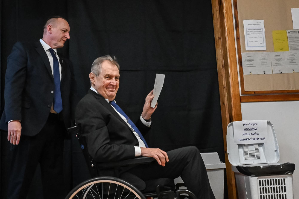 Miloš Zeman ve volební místnosti.