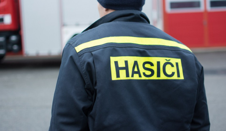 V turnovské průmyslové zóně hořel lis, zasahovalo šest jednotek hasičů