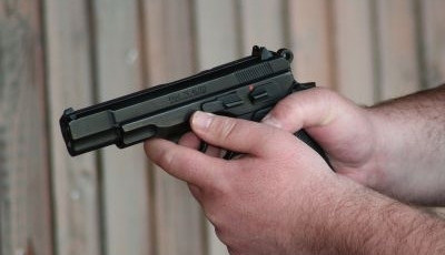 Muž v Jablonci napadl ředitelku školy a vyhrožoval jí i střelnou zbraní