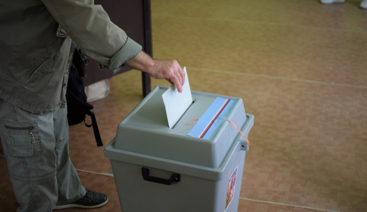 Odstartoval druhý den prezidentské volby. Sčítání hlasů začne dvě hodiny po poledni