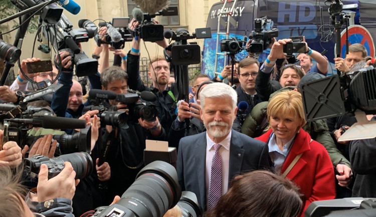 Volební místnosti se uzavřely. Začalo sčítání, vede Babiš před Pavlem