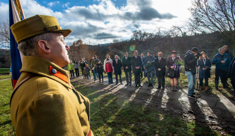 Hrdinství trojice členů skupiny Antimony si v Rovensku připomněly stovky lidí