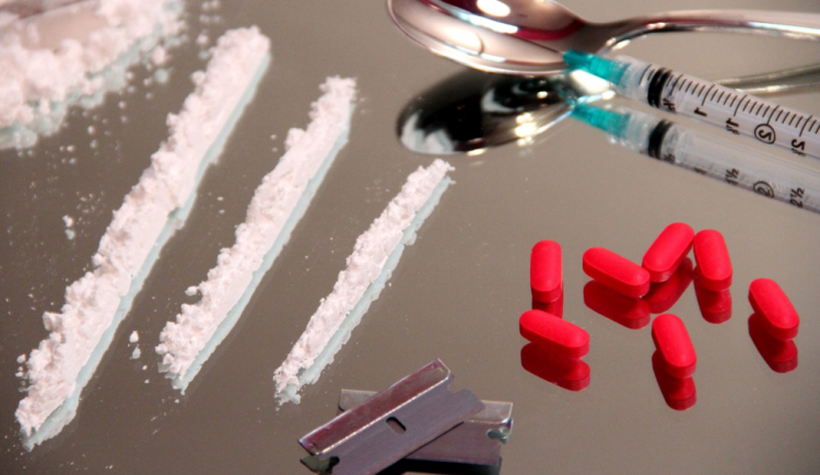 Marihuana, pervitin a u dětí nikotinové sáčky. Uživatelů návykových látek v Libereckém kraji přibývá