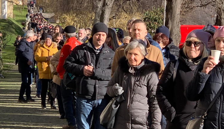 VIDEO: Lidé čekají ve frontě na korunovační klenoty hodiny