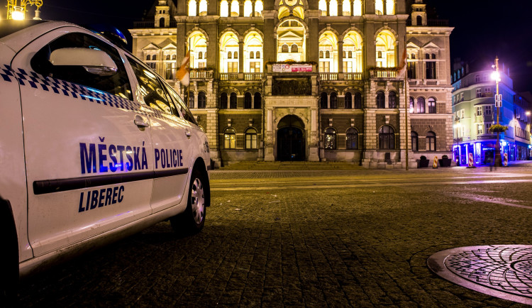 Muž s psychickými problémy chodil po městě s dlouhým nožem pod bundou