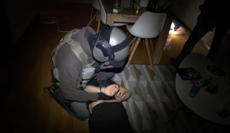 VIDEO: Policie v Praze dopadla špičku ruskojazyčné mafie