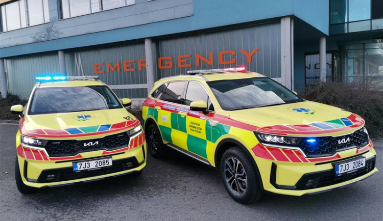 Vozový park krajské záchranky se rozšířil, k akutním případům se bude jezdit i dvěma novými "eRVéčky"