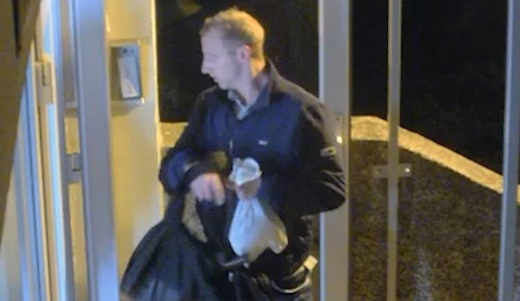 VIDEO: Po nemocnicích a školách v Praze chodí falešný výběrčí automatů