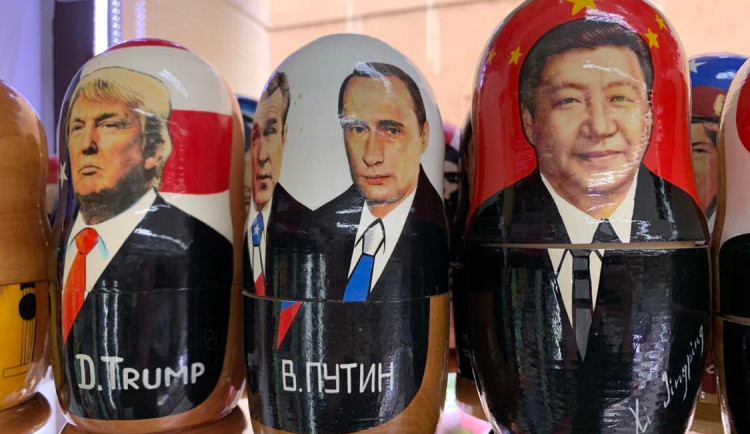 Putin se stále objevuje mezi suvenýry v Praze. Někde jde o podpultovku