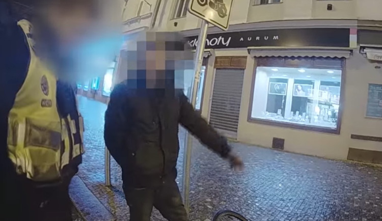 VIDEO: Principy a pojištěnci. Opilec zmateně vysvětloval zničení sdíleného kola