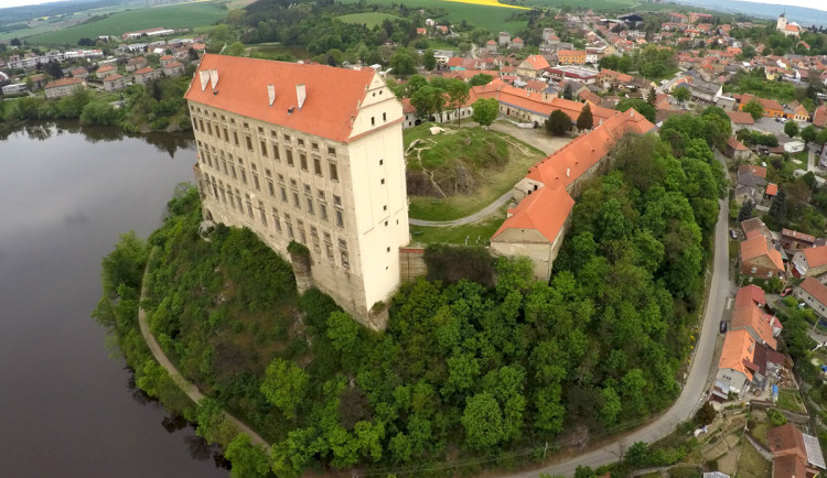 VIDEO: Vědci s drony nasnímali plumlovský zámek. Vznikl unikátní 3D model