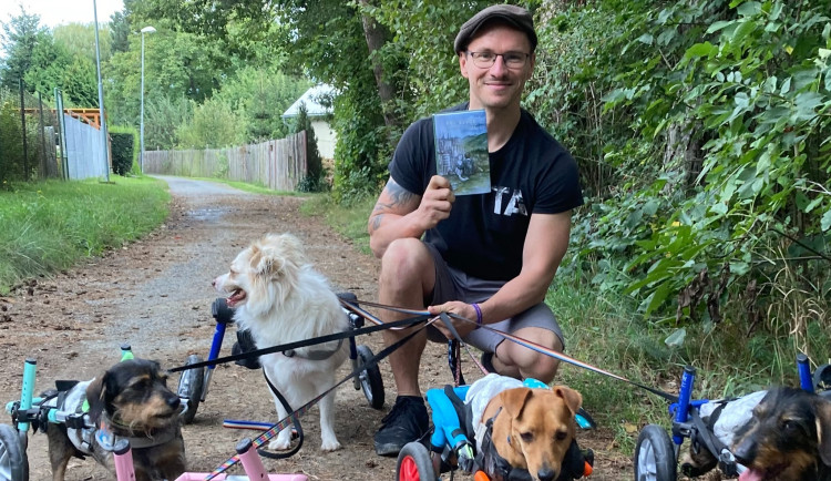 Psí příběh z olomouckého sídliště slaví úspěch. Kniha pomáhá jezevčíkům v nouzi