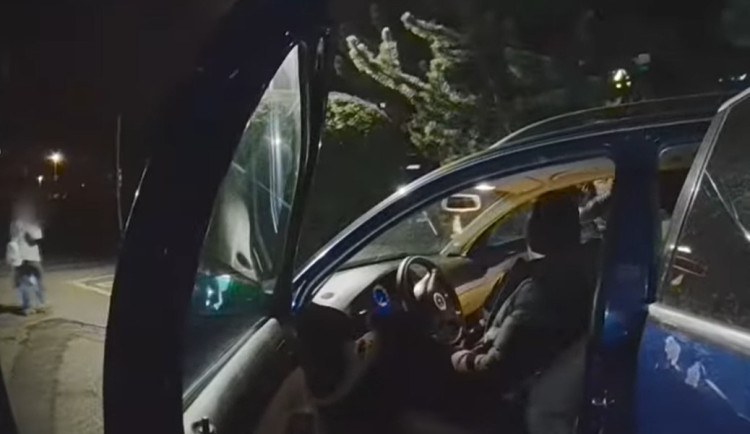 VIDEO: Strážníci zastavili opilého řidiče. Nestihl se vyměnit se spolujezdcem