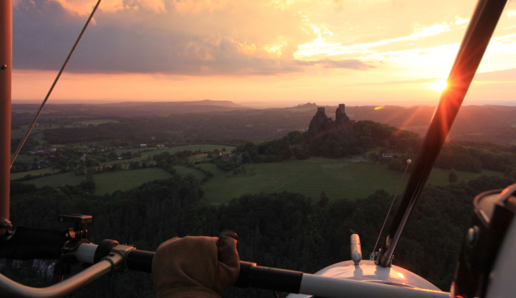 Ve vzduchu dohlédne, kam jen chce. Honza Melša v rogale křižuje nebe a fotí krásu okamžiku