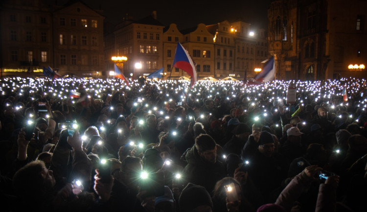 VIDEO: Staromák zaplnily tisíce lidí. Přišly podpořit Pavla