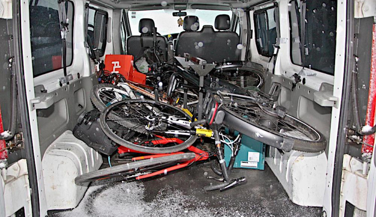 Kradená kola převáželi z Rakouska do Polska. Policisté dodávku zadrželi v Harrachově