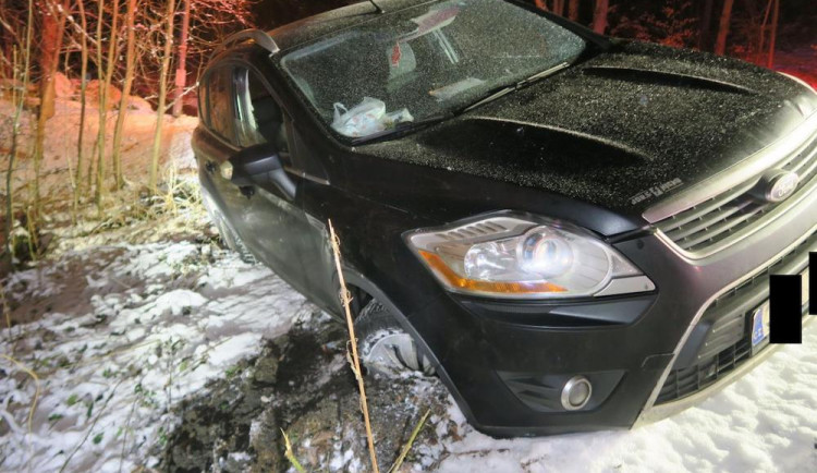 Řídil po pěti panácích vodky, pak havaroval. Policistům nadýchal přes dvě promile, spolujezdkyně skoro čtyři