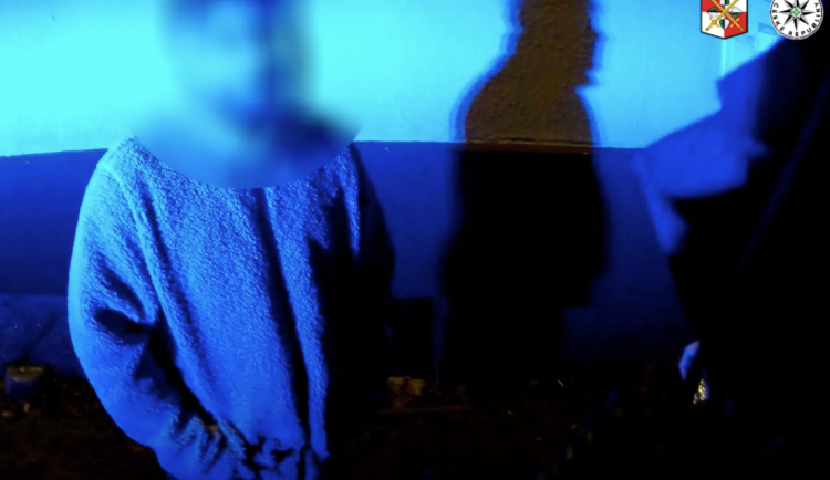 VIDEO: Řídil opilý a se zákazem. Chtěl se vykroutit, a tak nabízel policistům úplatek