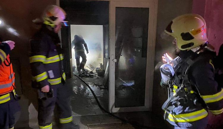 Na chodbě paneláku ve Frýdlantu hořely v noci odpadky. Jeden obyvatel domu skončil v nemocnici