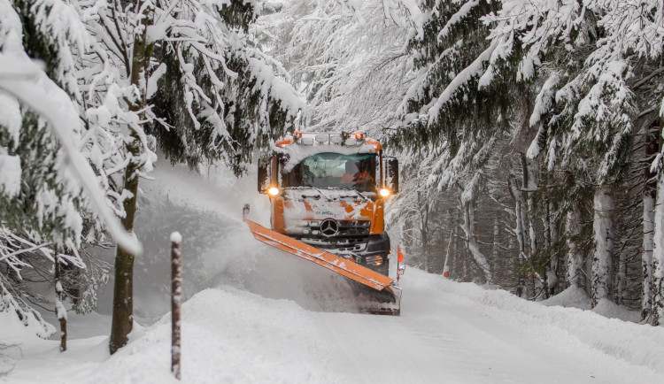 Na horách během pondělí napadne třicet centimetrů sněhu, hrozí závěje. Sněžit má i v dalších dnech