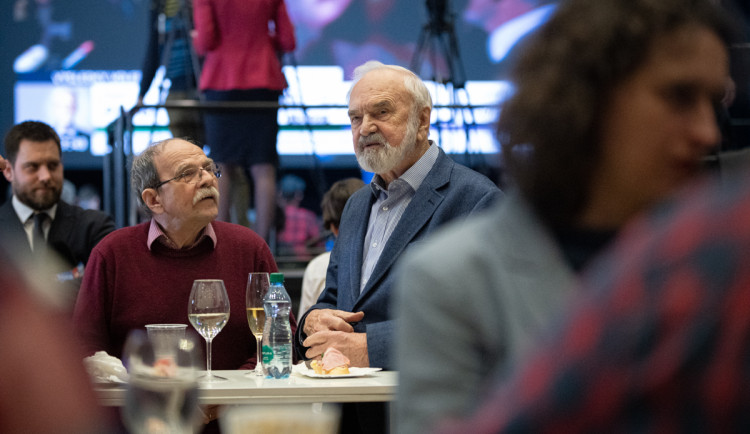 FOTOGALERIE: Podívejte se do Pavlova štábu. Přišli umělci i politici