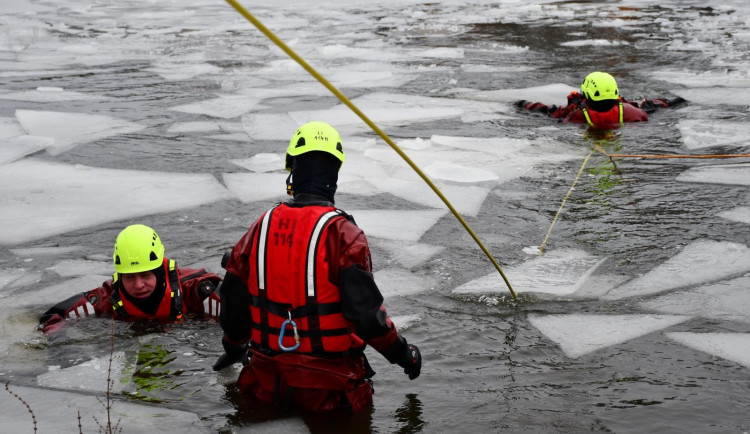VIDEO: Na veseckém rybníku cvičili hasiči, jak pomoci lidem probořeným pod led