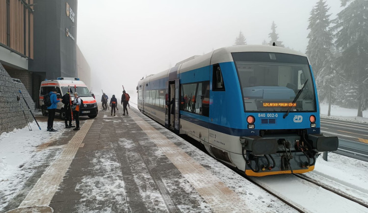 Necelé dvě hodiny vlakem dělí milovníky běžkování od zážitku v polských Jizerkách