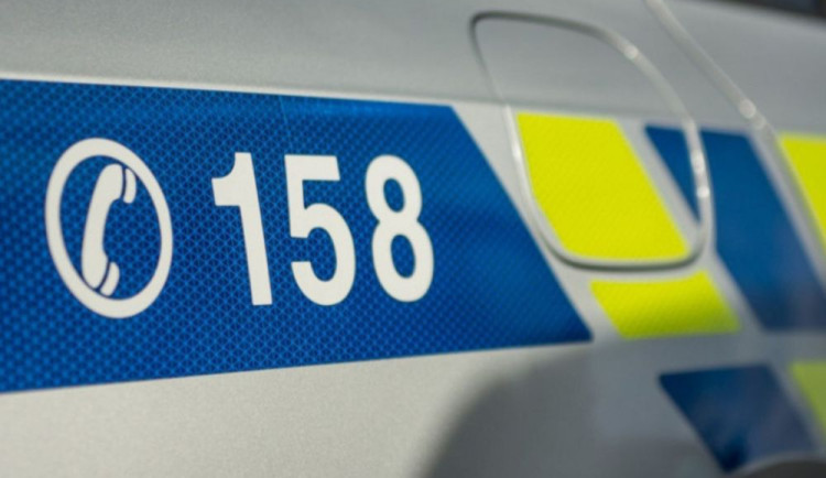 Třináctiletá dívka mluvila o sebevraždě, pak nepřišla do školy. Pátrá po ní policie