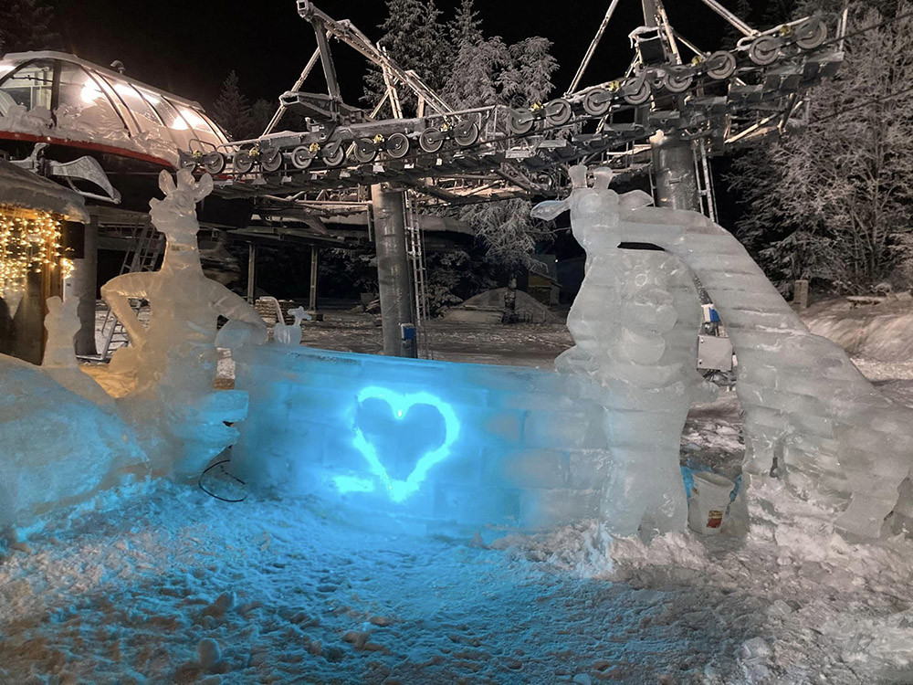 I Jeseníky mají mrazivou výstavu. Kopřivnou zdobí ledové sochy zvířat