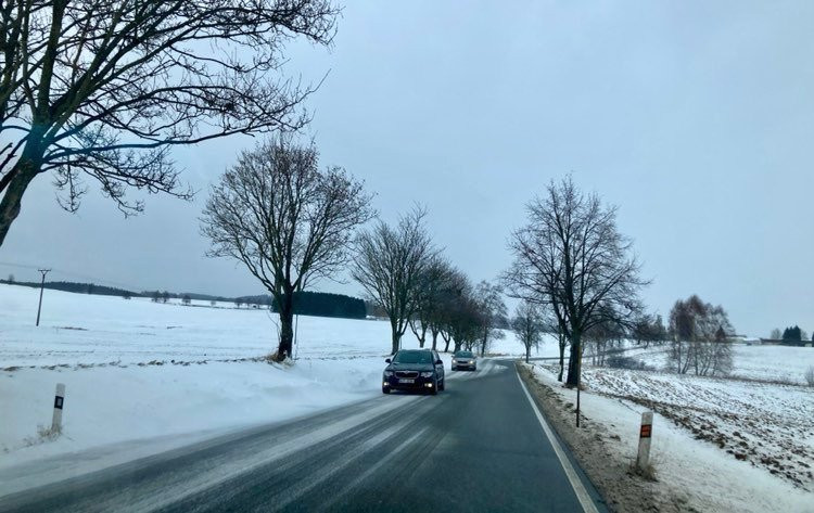 Na některých místech se vyjasnilo, na silnicích hrozí náledí. Dálnice D1 je zhruba od půlnoci opět průjezdná