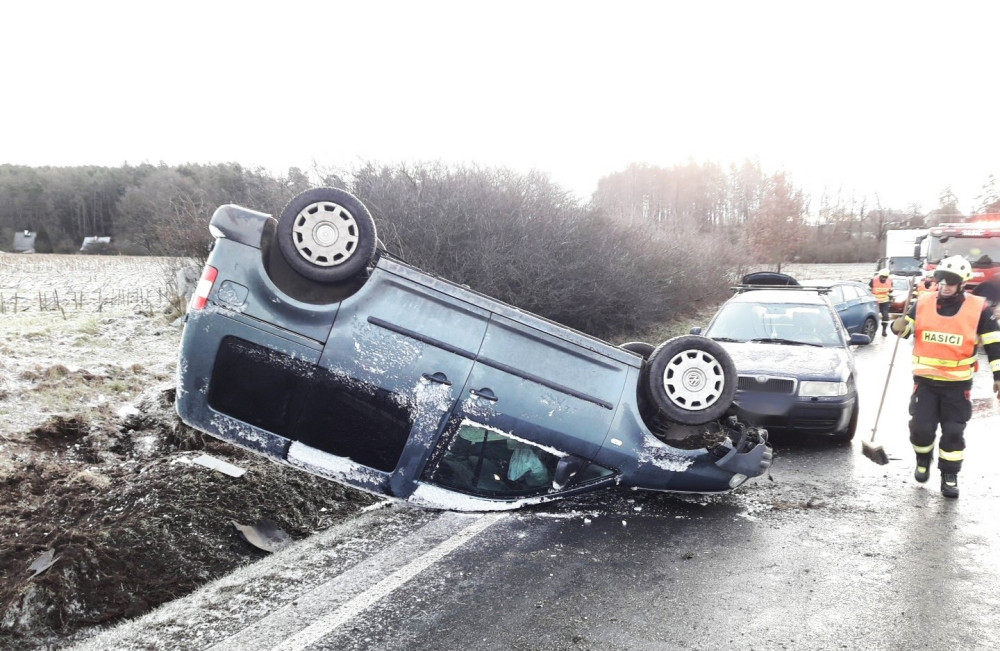 Silnice se proměnily v jedno velké kluziště, problémy mají řidiči zejména v Plzni a blízkém okolí