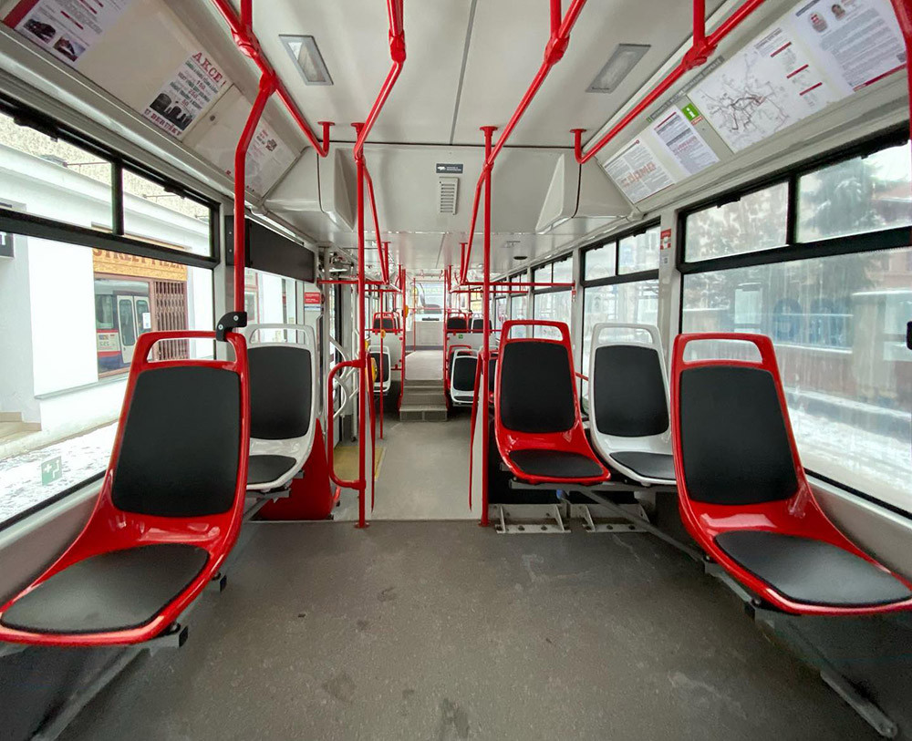 Testované plastové sedačky v jedné z olomouckých tramvají jsou vybavené vyhříváním