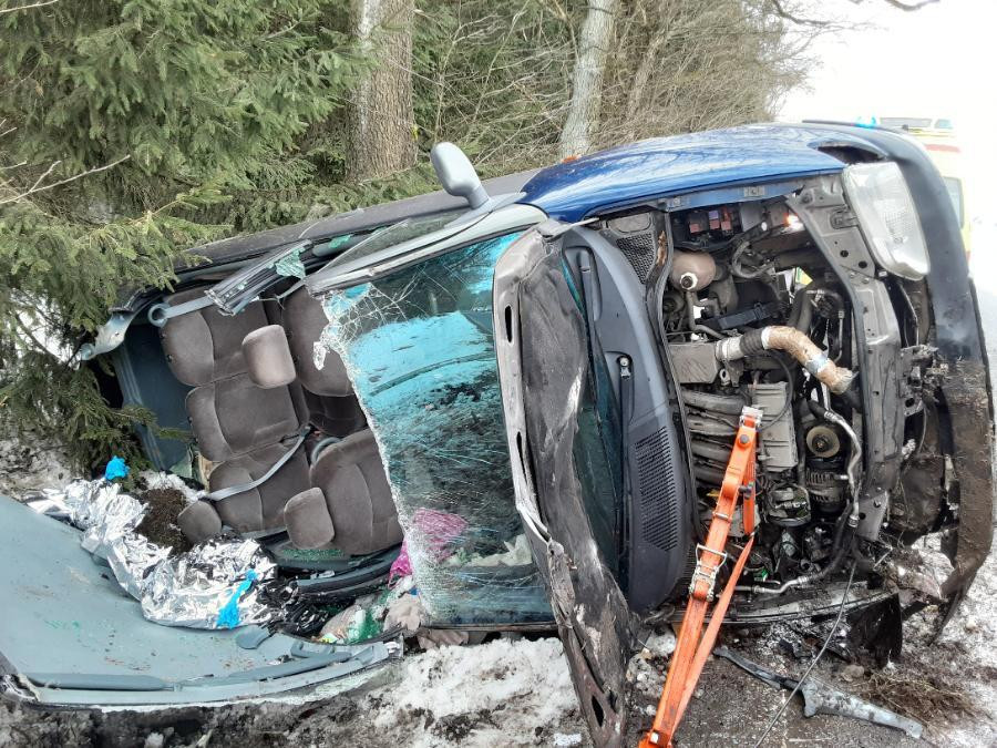 Na Havlíčkobrodsku skončilo osobní vozidlo v příkopu, silnice u Leštiny je neprůjezdná