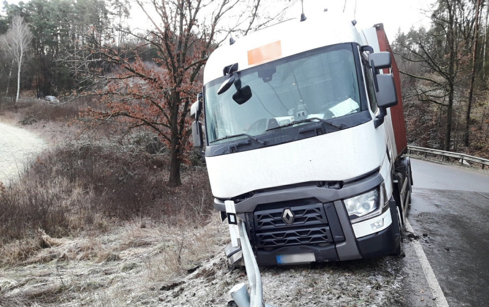 Silnice se proměnily v jedno velké kluziště, problémy mají řidiči zejména na Plzeňsku