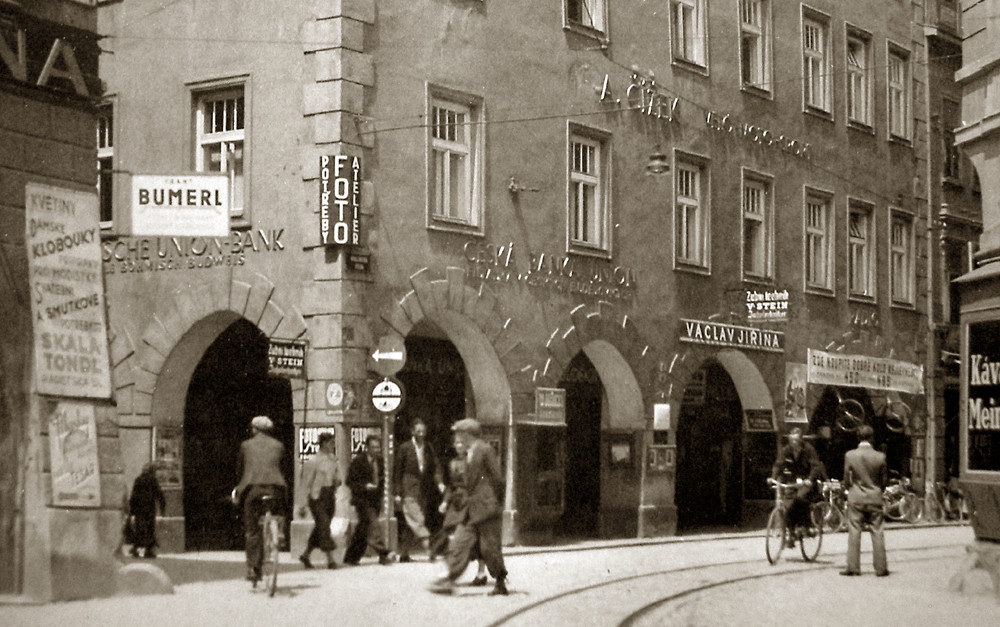 Severozápadní kout náměstí a vybíhající Krajinská a Piaristická.