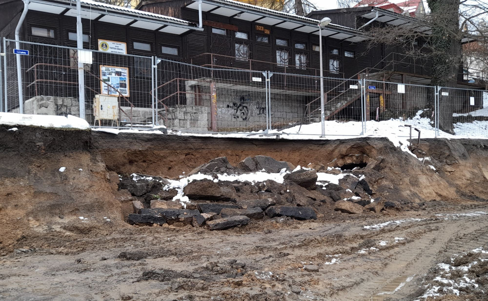 U přehrady se propadl bývalý náhod, část cesty u skautské klubovny je uzavřena