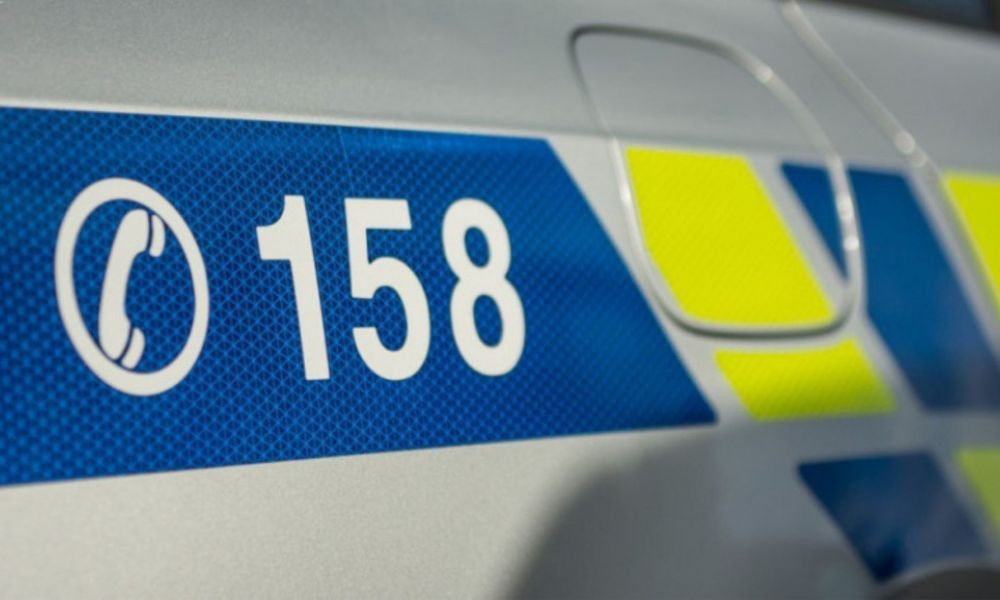 Třináctiletá dívka mluvila o sebevraždě, pak nepřišla do školy. Pátrá po ní policie