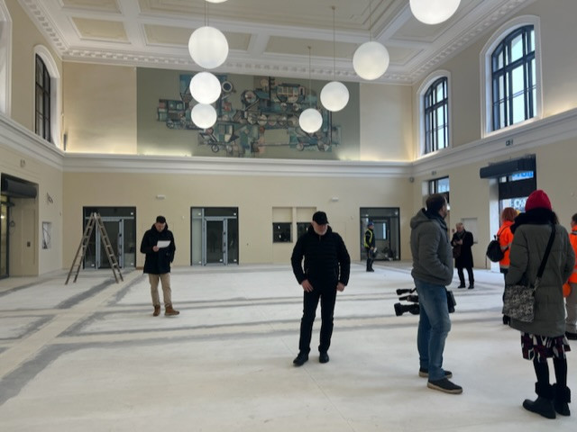 Práce na příjezdové hale vlakového nádraží finišují. Hotovo bude v březnu