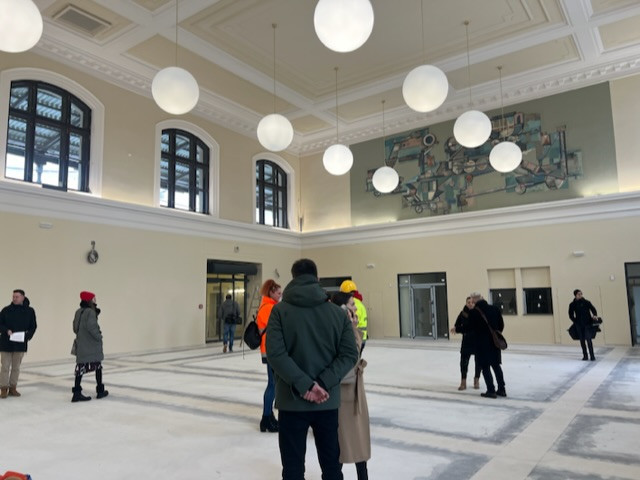 Práce na příjezdové hale vlakového nádraží finišují. Hotovo bude v březnu