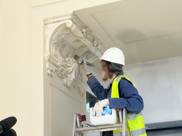 Práce na příjezdové hale vlakového nádraží finišují. Hotovo bude v březnu