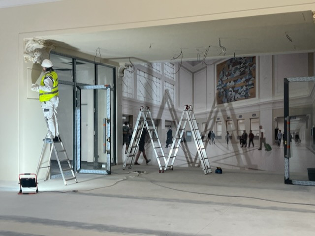 Práce na příjezdové hale vlakového nádraží finišují. Hotovo bude v březnu