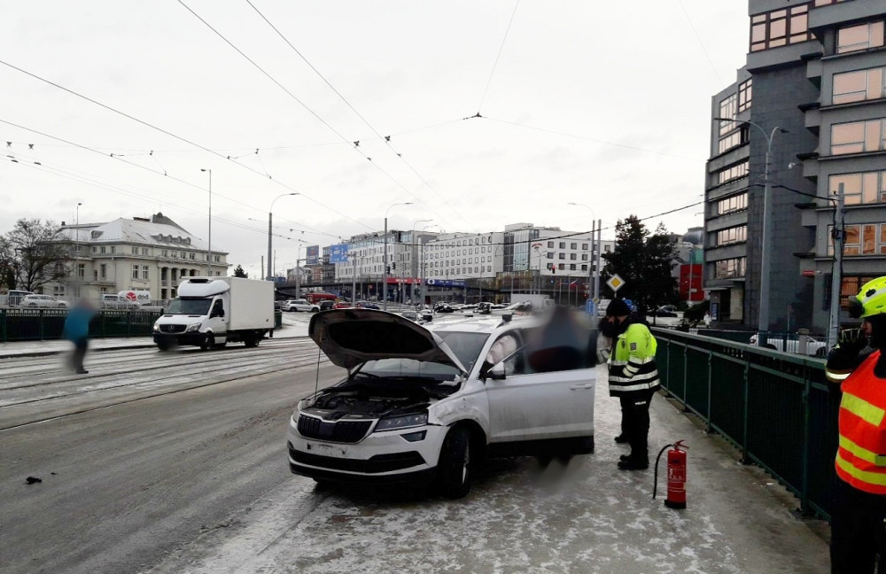Na mostě v ulici U Prazdroje se také střetlo osobní vozidlo a tramvaj. Nehoda je bez zranění.
