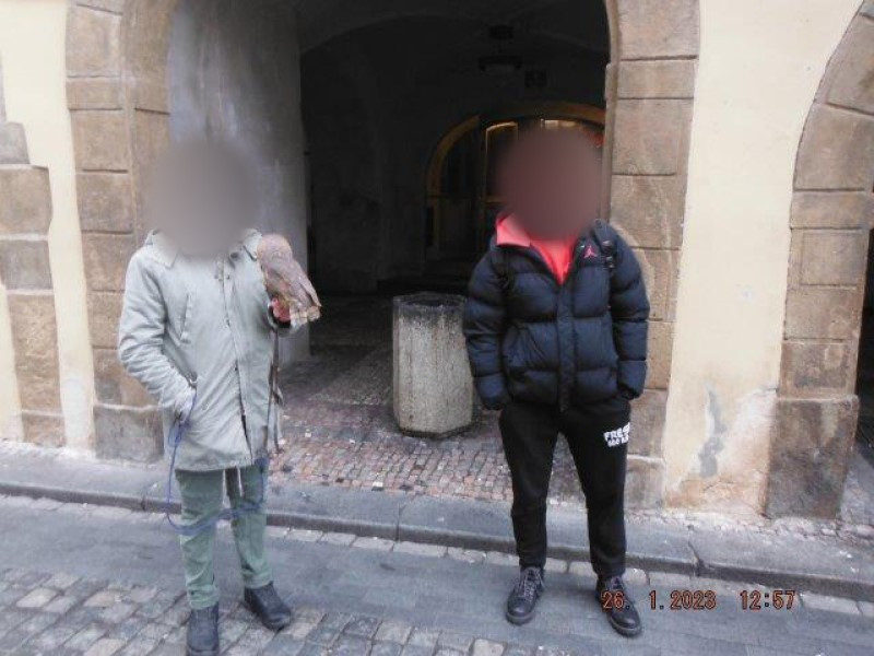 Strážníci zachránili sovy pálené před týráním. Podvodníci vybírají peníze za fotky se zvířaty