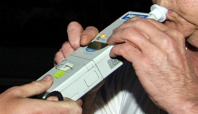 Opilí cizinci kličkovali autem po silnici, policisty chtěli uplatit dárkem