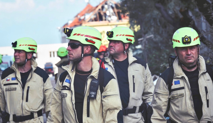 Pražští hasiči vysílají na pomoc do Turecka specialisty na hledání lidí v sutinách