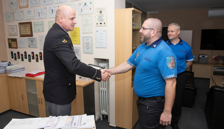 Strážníci zachránili život muži, kterého našli ležícího na autobusové zastávce
