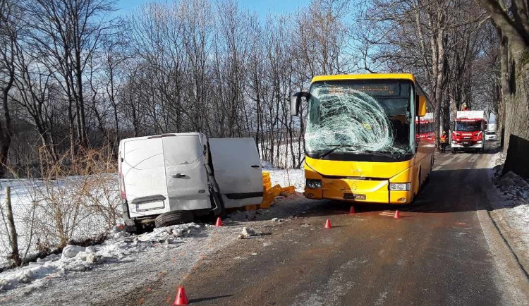 Mezi Libverdou a Ludvíkovem se srazil autobus s dodávkou. Řidiče ošetřili záchranáři