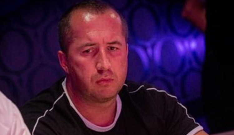 Policie našla auto, ve kterém uprchl muž podezřelý z vraždy. On stále uniká