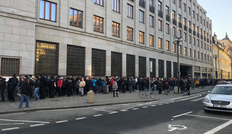 VIDEO: Ve frontě před ČNB stály stovky lidí. Čekali na novou bankovku