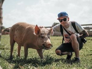 Žádné zvíře nechce zemřít pro člověka. Přijatelný chov pro maso neexistuje, říká hudebník a aktivista Lukáš Vincour